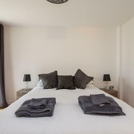 Stunning Contemporary Apartment - Free Parking - 5 Minute Walk To The Beach - Great Location - Fast Wifi - Smart Tv With Netflix Included - Contractor Friendly - Perfect For Short And Long Stays Bournemouth Dış mekan fotoğraf