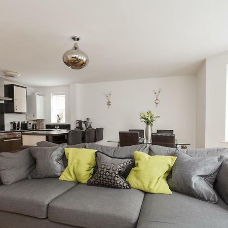 Stunning Contemporary Apartment - Free Parking - 5 Minute Walk To The Beach - Great Location - Fast Wifi - Smart Tv With Netflix Included - Contractor Friendly - Perfect For Short And Long Stays Bournemouth Dış mekan fotoğraf