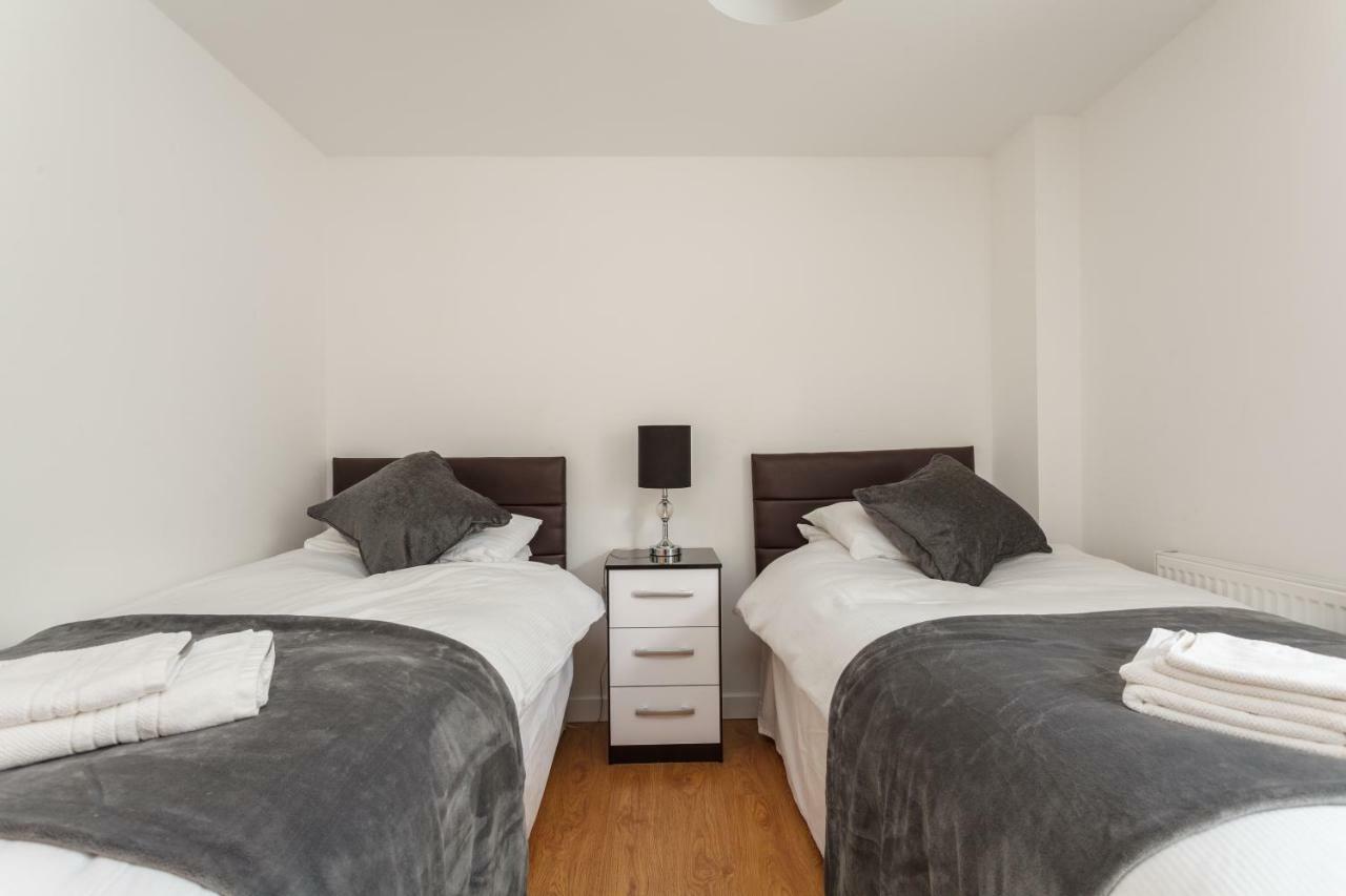 Stunning Contemporary Apartment - Free Parking - 5 Minute Walk To The Beach - Great Location - Fast Wifi - Smart Tv With Netflix Included - Contractor Friendly - Perfect For Short And Long Stays Bournemouth Dış mekan fotoğraf