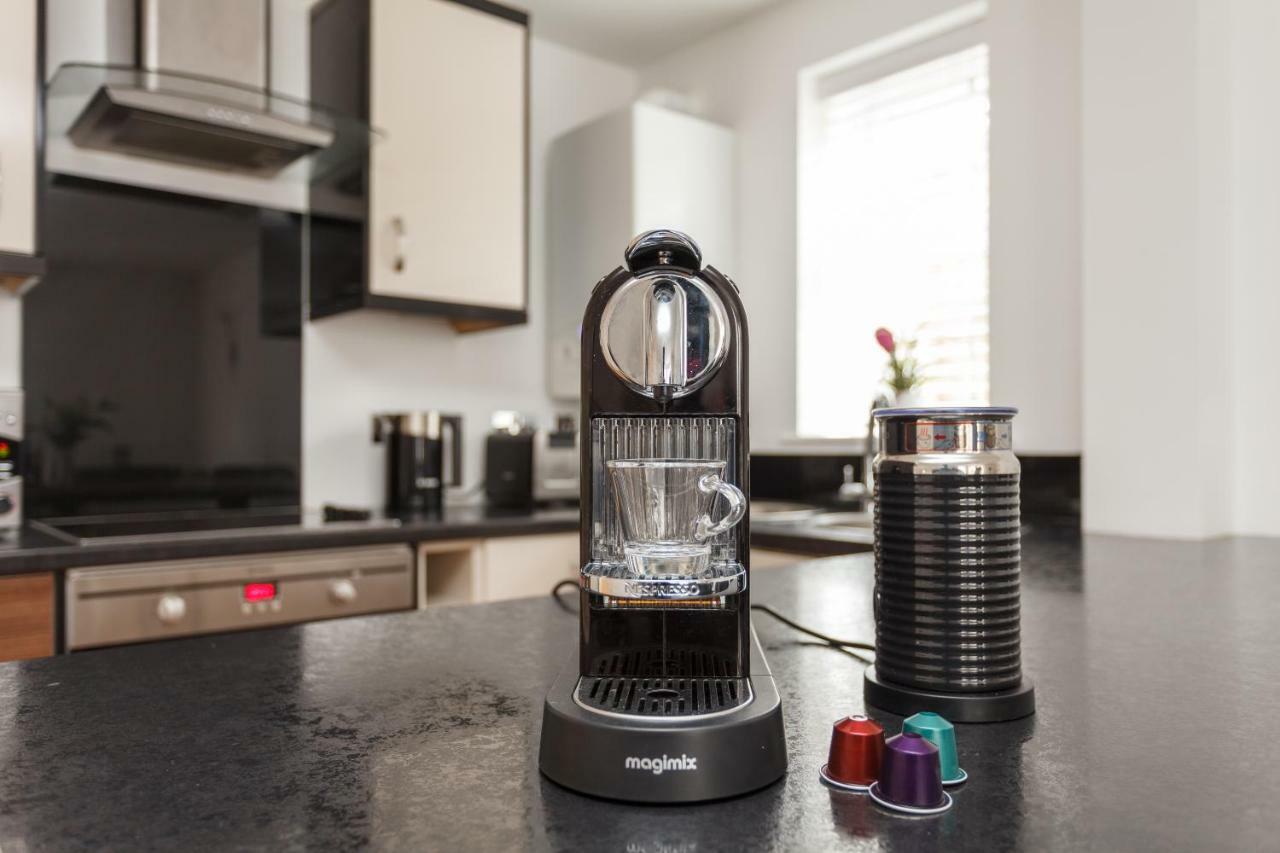 Stunning Contemporary Apartment - Free Parking - 5 Minute Walk To The Beach - Great Location - Fast Wifi - Smart Tv With Netflix Included - Contractor Friendly - Perfect For Short And Long Stays Bournemouth Dış mekan fotoğraf