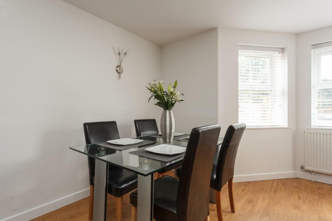 Stunning Contemporary Apartment - Free Parking - 5 Minute Walk To The Beach - Great Location - Fast Wifi - Smart Tv With Netflix Included - Contractor Friendly - Perfect For Short And Long Stays Bournemouth Dış mekan fotoğraf
