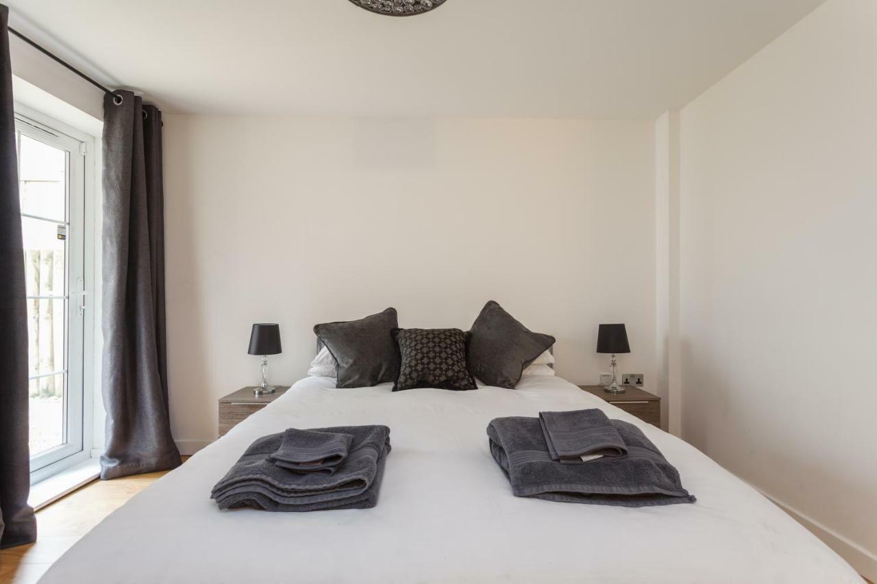Stunning Contemporary Apartment - Free Parking - 5 Minute Walk To The Beach - Great Location - Fast Wifi - Smart Tv With Netflix Included - Contractor Friendly - Perfect For Short And Long Stays Bournemouth Dış mekan fotoğraf