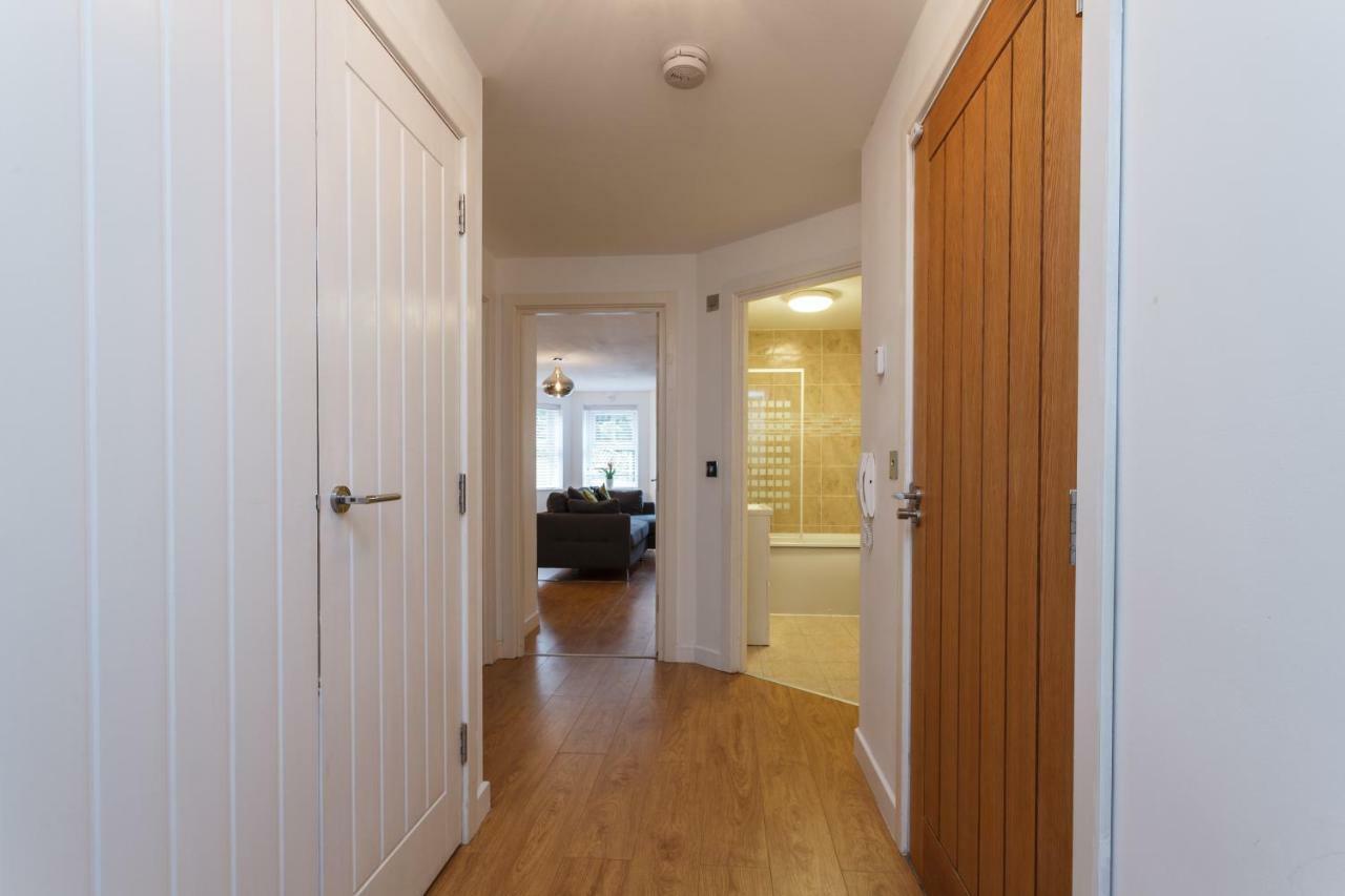 Stunning Contemporary Apartment - Free Parking - 5 Minute Walk To The Beach - Great Location - Fast Wifi - Smart Tv With Netflix Included - Contractor Friendly - Perfect For Short And Long Stays Bournemouth Dış mekan fotoğraf