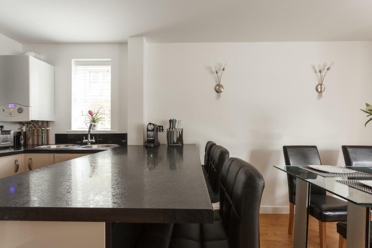 Stunning Contemporary Apartment - Free Parking - 5 Minute Walk To The Beach - Great Location - Fast Wifi - Smart Tv With Netflix Included - Contractor Friendly - Perfect For Short And Long Stays Bournemouth Dış mekan fotoğraf