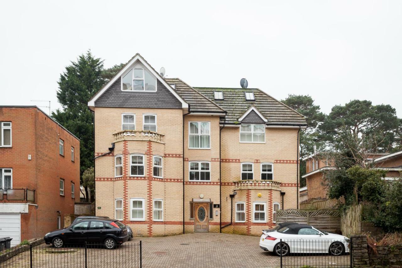 Stunning Contemporary Apartment - Free Parking - 5 Minute Walk To The Beach - Great Location - Fast Wifi - Smart Tv With Netflix Included - Contractor Friendly - Perfect For Short And Long Stays Bournemouth Dış mekan fotoğraf