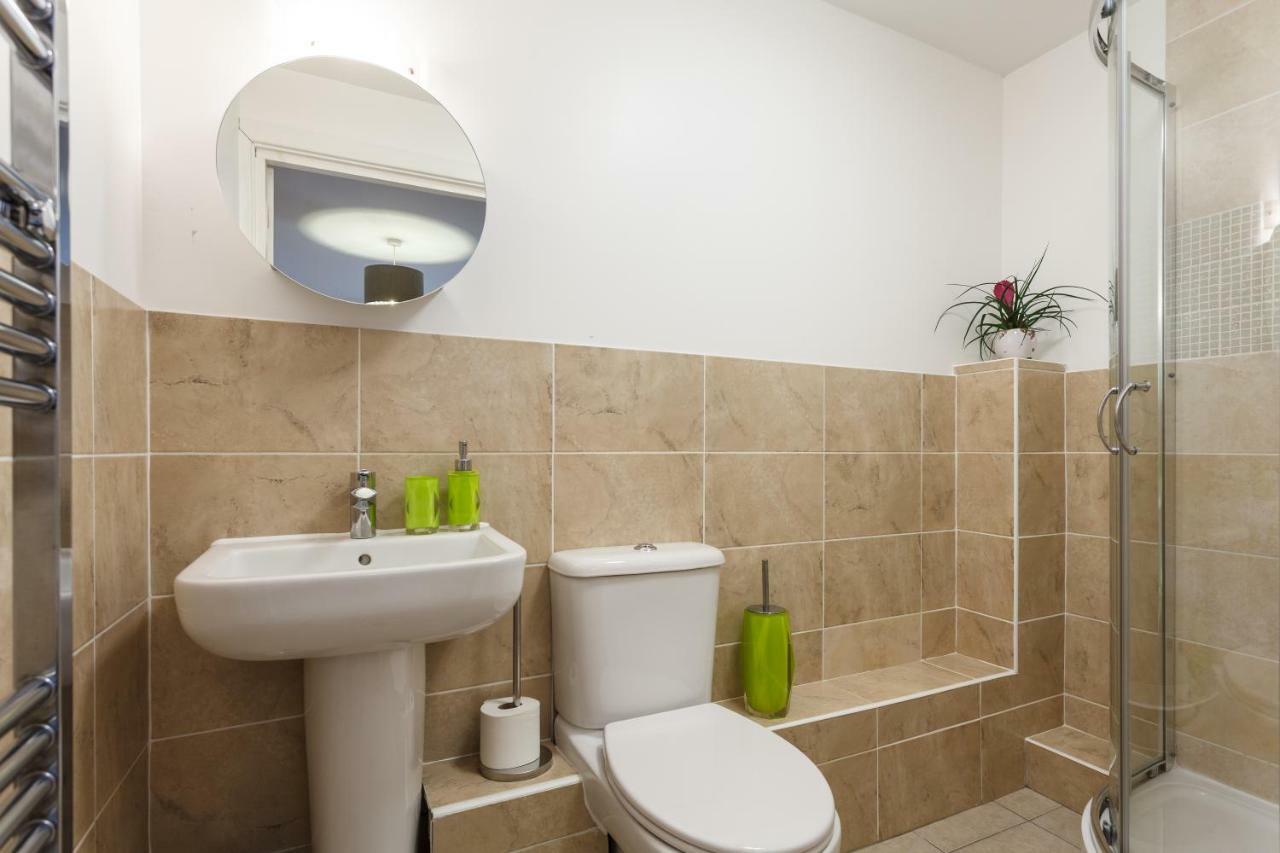 Stunning Contemporary Apartment - Free Parking - 5 Minute Walk To The Beach - Great Location - Fast Wifi - Smart Tv With Netflix Included - Contractor Friendly - Perfect For Short And Long Stays Bournemouth Dış mekan fotoğraf