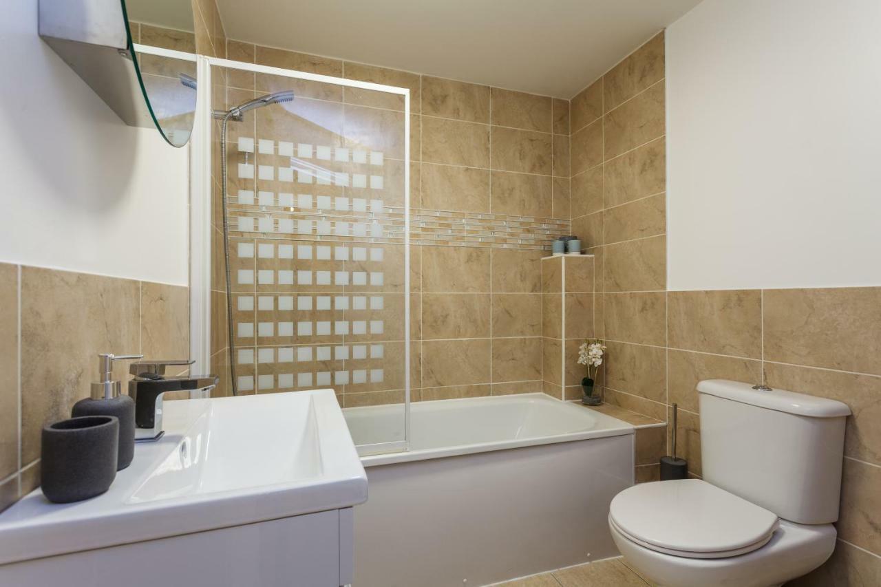 Stunning Contemporary Apartment - Free Parking - 5 Minute Walk To The Beach - Great Location - Fast Wifi - Smart Tv With Netflix Included - Contractor Friendly - Perfect For Short And Long Stays Bournemouth Dış mekan fotoğraf