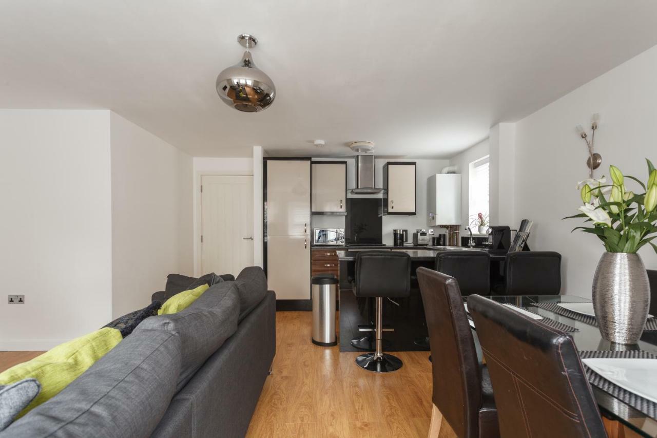 Stunning Contemporary Apartment - Free Parking - 5 Minute Walk To The Beach - Great Location - Fast Wifi - Smart Tv With Netflix Included - Contractor Friendly - Perfect For Short And Long Stays Bournemouth Dış mekan fotoğraf