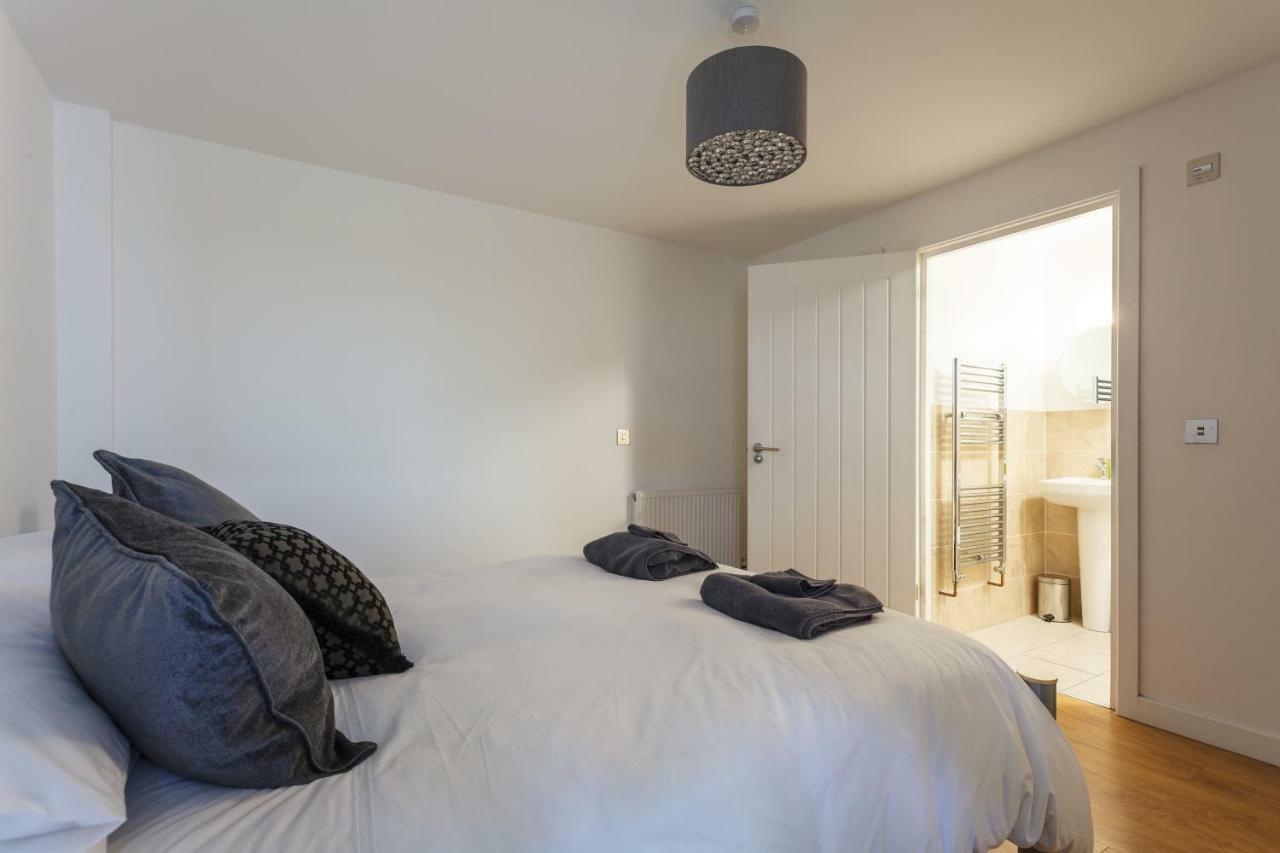 Stunning Contemporary Apartment - Free Parking - 5 Minute Walk To The Beach - Great Location - Fast Wifi - Smart Tv With Netflix Included - Contractor Friendly - Perfect For Short And Long Stays Bournemouth Dış mekan fotoğraf