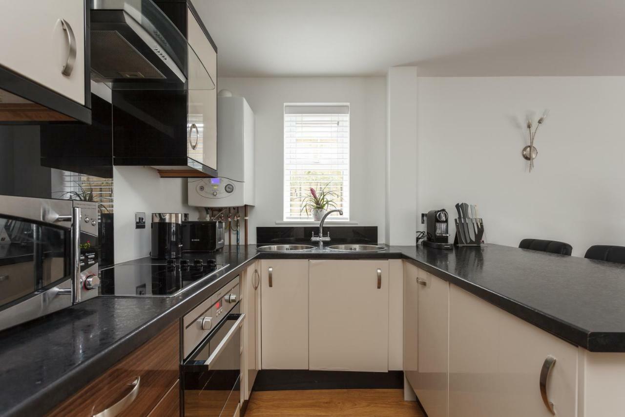 Stunning Contemporary Apartment - Free Parking - 5 Minute Walk To The Beach - Great Location - Fast Wifi - Smart Tv With Netflix Included - Contractor Friendly - Perfect For Short And Long Stays Bournemouth Dış mekan fotoğraf
