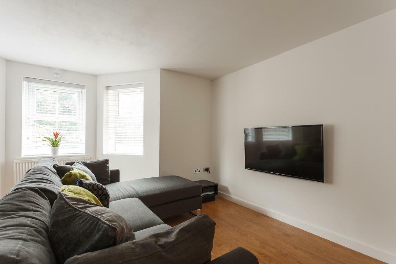 Stunning Contemporary Apartment - Free Parking - 5 Minute Walk To The Beach - Great Location - Fast Wifi - Smart Tv With Netflix Included - Contractor Friendly - Perfect For Short And Long Stays Bournemouth Dış mekan fotoğraf