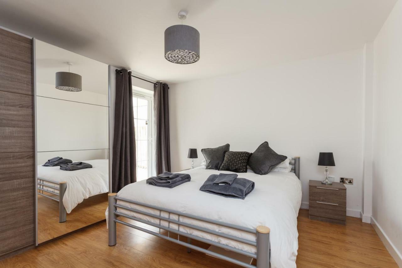 Stunning Contemporary Apartment - Free Parking - 5 Minute Walk To The Beach - Great Location - Fast Wifi - Smart Tv With Netflix Included - Contractor Friendly - Perfect For Short And Long Stays Bournemouth Dış mekan fotoğraf