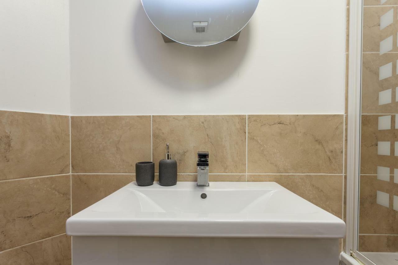 Stunning Contemporary Apartment - Free Parking - 5 Minute Walk To The Beach - Great Location - Fast Wifi - Smart Tv With Netflix Included - Contractor Friendly - Perfect For Short And Long Stays Bournemouth Dış mekan fotoğraf