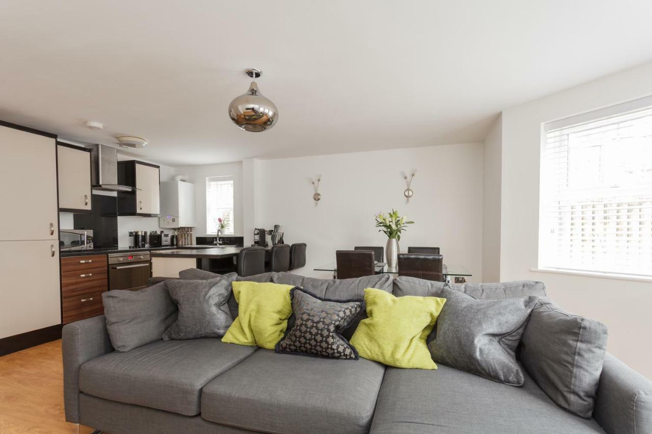 Stunning Contemporary Apartment - Free Parking - 5 Minute Walk To The Beach - Great Location - Fast Wifi - Smart Tv With Netflix Included - Contractor Friendly - Perfect For Short And Long Stays Bournemouth Dış mekan fotoğraf