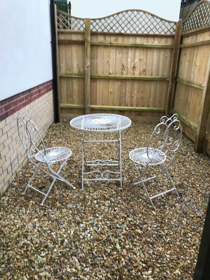 Stunning Contemporary Apartment - Free Parking - 5 Minute Walk To The Beach - Great Location - Fast Wifi - Smart Tv With Netflix Included - Contractor Friendly - Perfect For Short And Long Stays Bournemouth Dış mekan fotoğraf